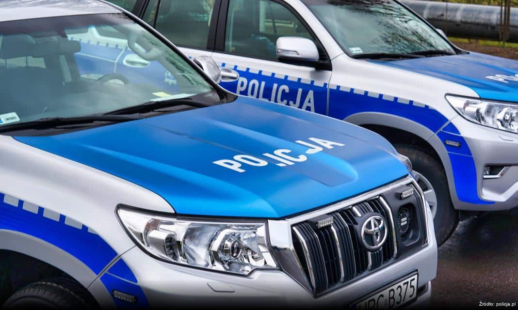 Milicka policjantka edukuje uczniów o bezpieczeństwie w Internecie